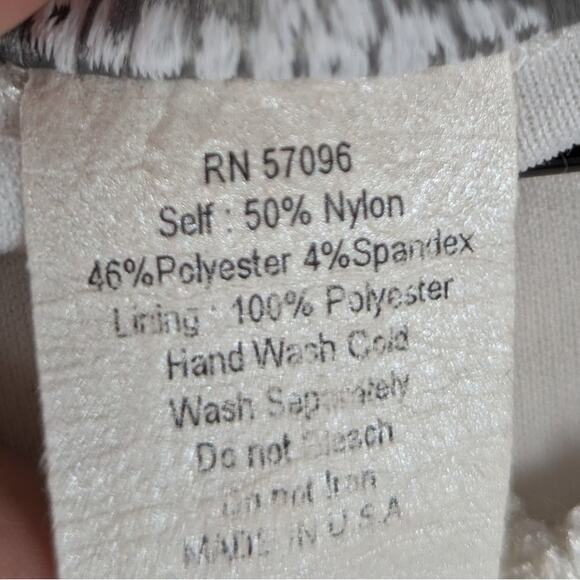 Dressbarn Woman 18/20 White Lace Sleeveless Blouse Floral Textured Shell USA - Picture 3 of 4